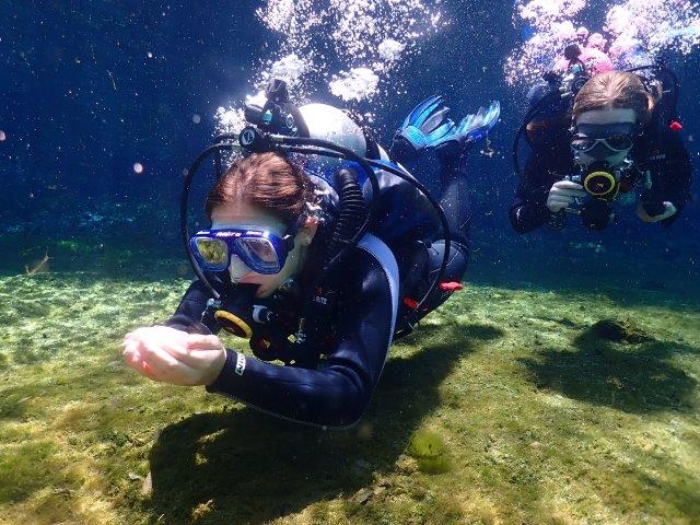 Teen advanced scuba diver practicing underwater compassing.